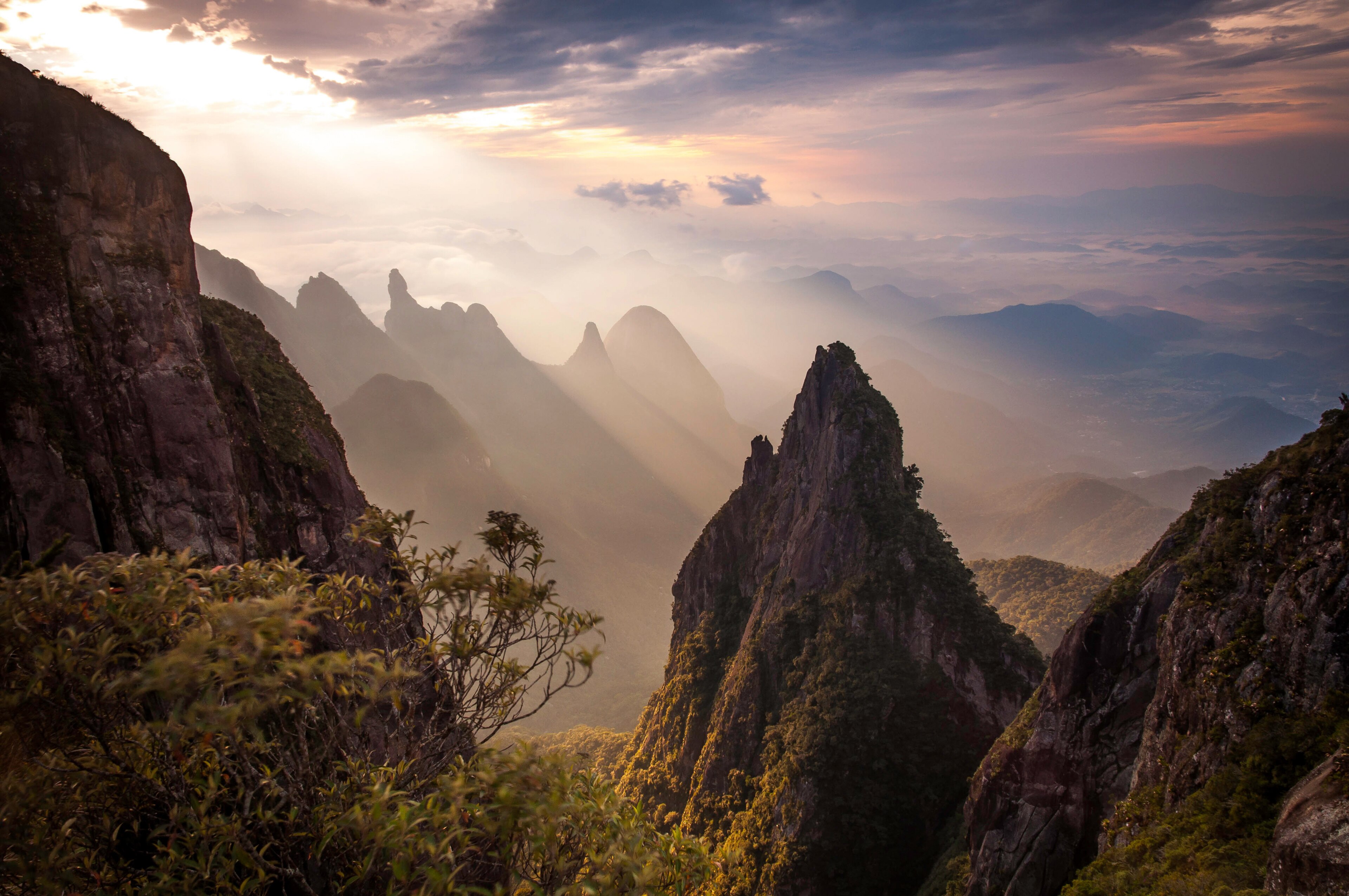 Vista panorâmica da Serra dos Órgãos, com o Dedo de Deus ao fundo