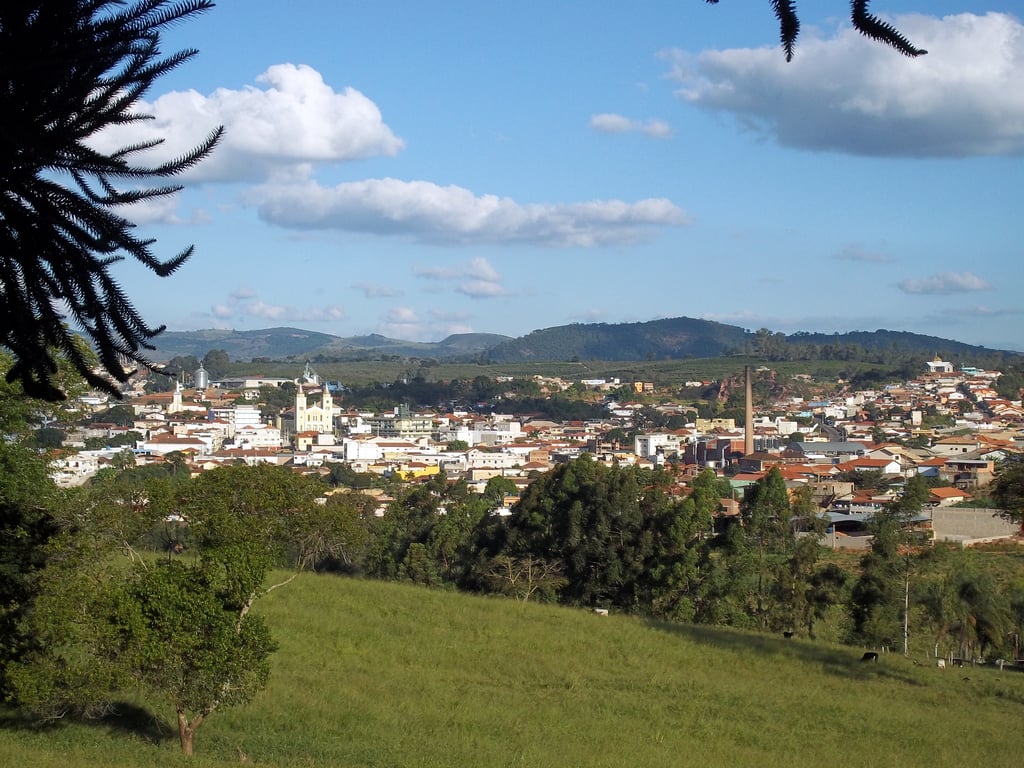 Vista aérea típica de cidade do Sul de Minas, com igreja e praça central