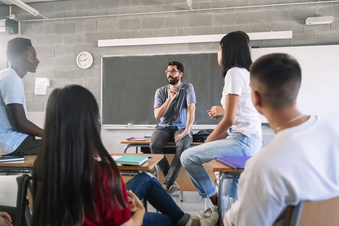 Sala de aula universitária com professor e estudantes, em ambiente moderno