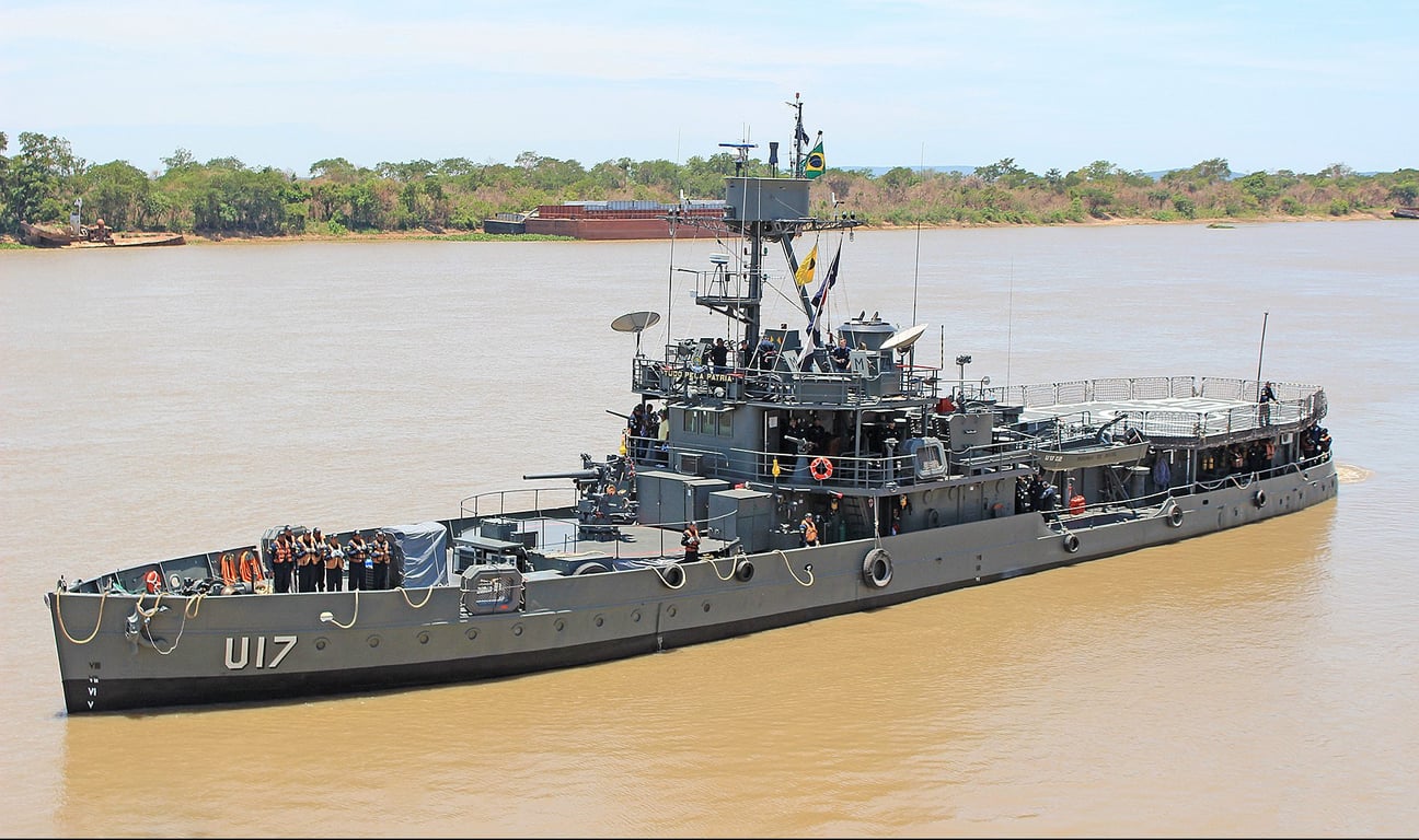 Navio-patrulha da Marinha no rio Paraguai, no Pantanal sul-mato-grossense