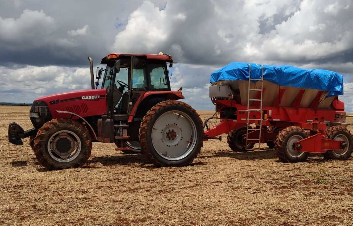 Trator de pneu em operação em estrada rural