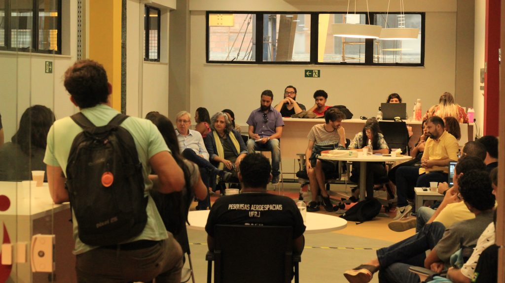 Sala de aula universitária com professor e estudantes adultos