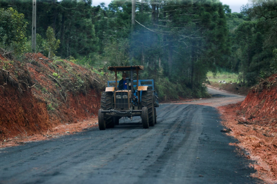 Caminhão pesado em estrada rural (imagem ilustrativa)