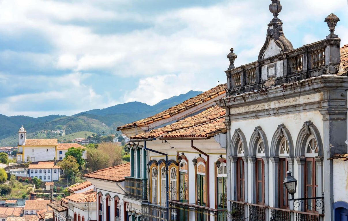 Vista histórica de Ouro Preto MG, com igrejas barrocas e morros ao fundo
