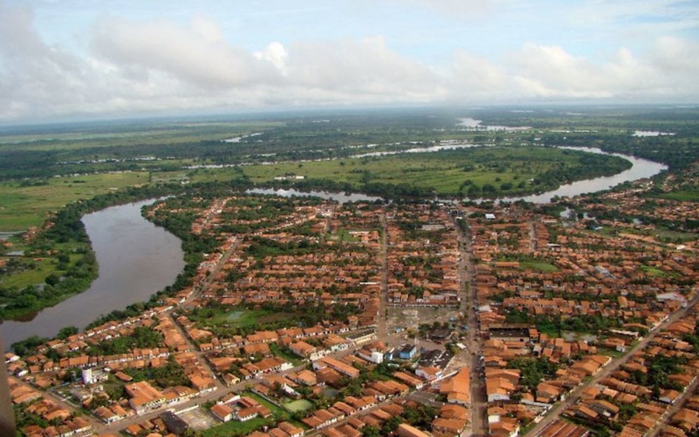 Vista aérea de Pedreiras MA, com o Rio Mearim e a área urbana ao fundo