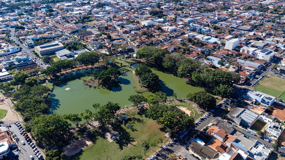 Vista urbana de Artur Nogueira com lago e áreas verdes