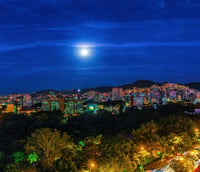 Skyline de Belo Horizonte ao anoitecer, com a Serra do Curral ao fundo