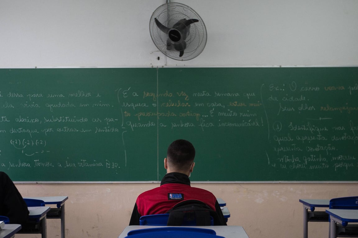 Ambiente escolar com professor e alunos em sala de aula