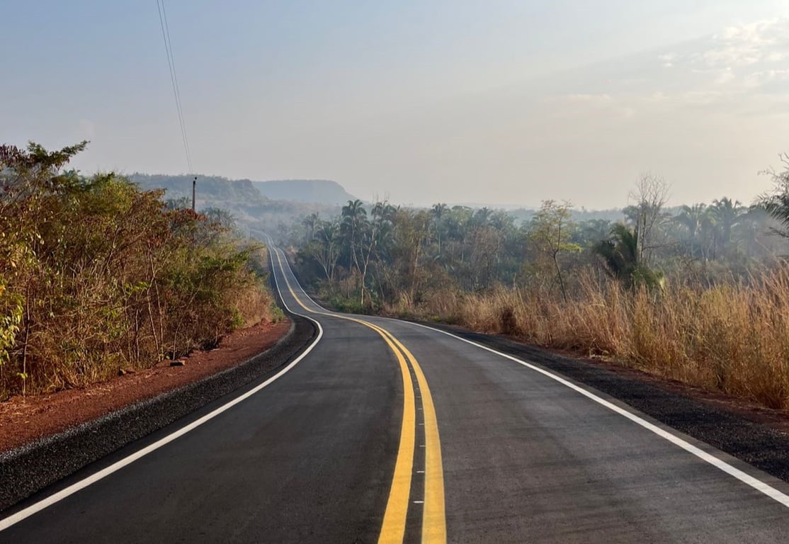 Estrada cortando o Cerrado ao entardecer