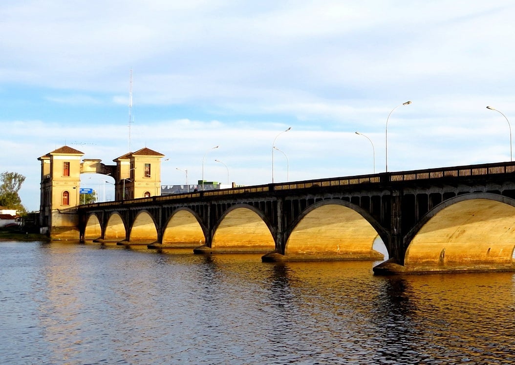 Ponte Internacional Barão de Mauá sobre o rio Jaguarão, ao entardecer