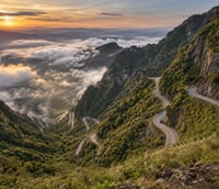 Paisagem serrana e estrada sinuosa na região de Rancho Queimado, em Santa Catarina