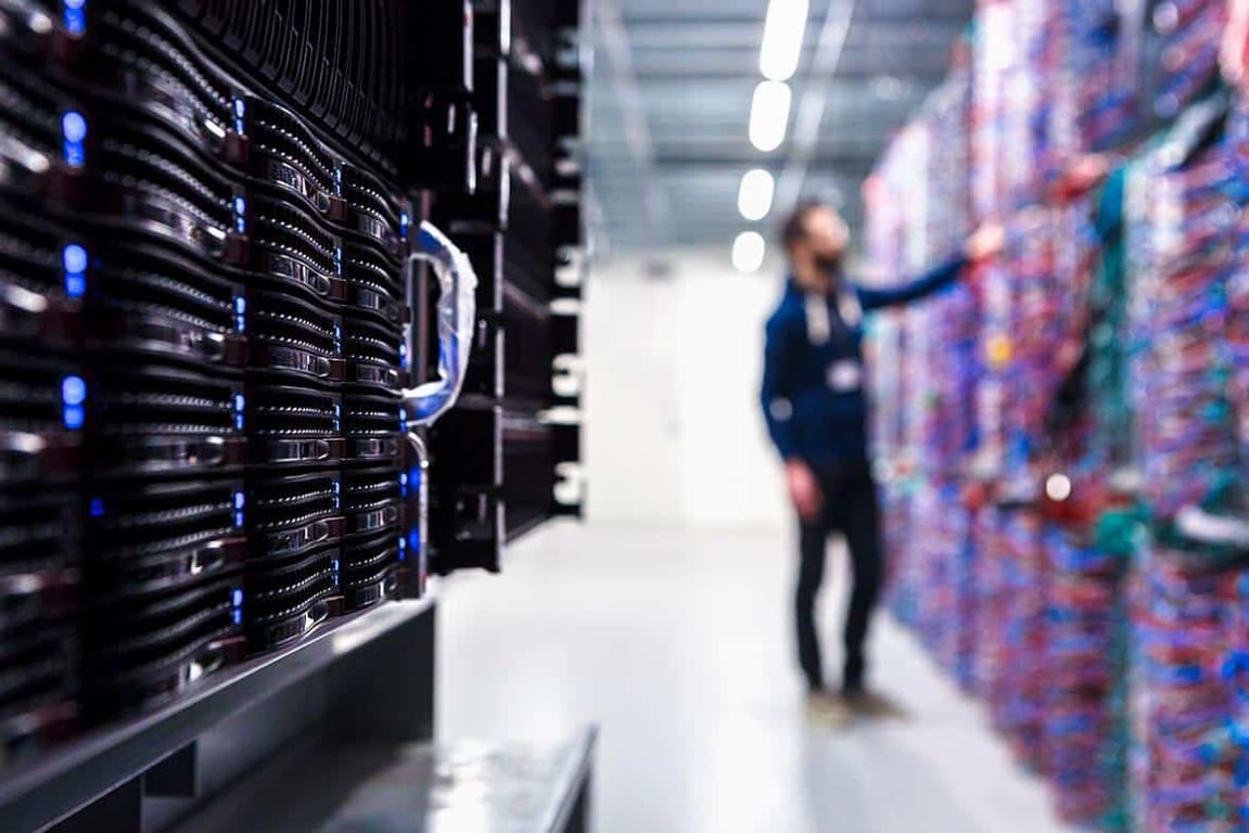 Ambiente de data center com profissional de TI