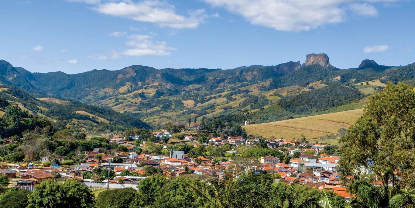 Vista urbana do Vale do Paraíba com serra ao fundo — imagem ilustrativa