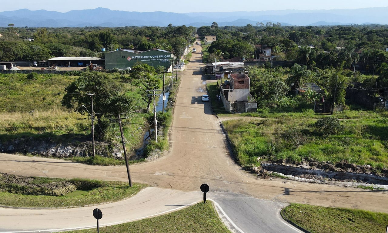 Estrada municipal pavimentada no interior de São Paulo, céu aberto e vegetação nas laterais