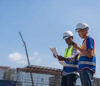 Equipe de engenharia analisando projetos em canteiro de obras da Prefeitura de Agudos SP.