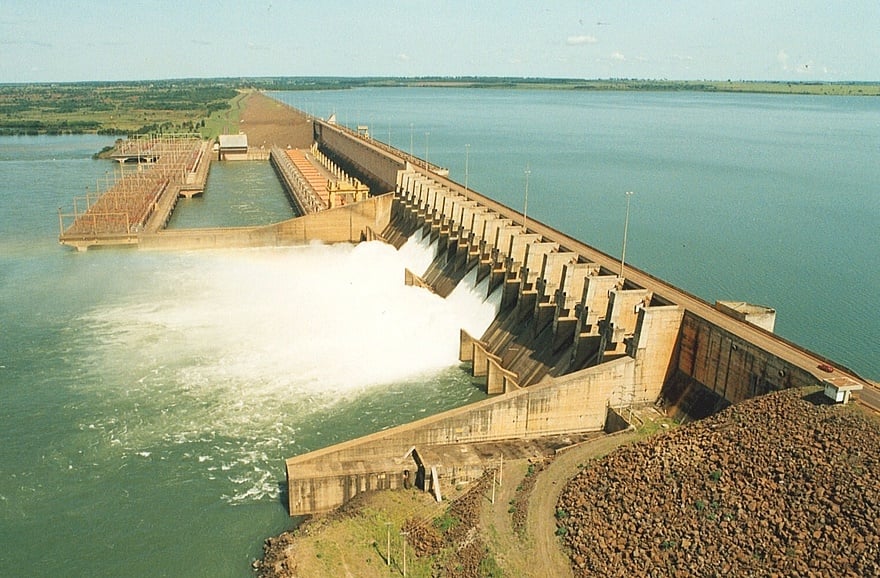 Vista aérea da usina hidrelétrica de Ilha Solteira no fim de tarde, com represa e comportas em destaque