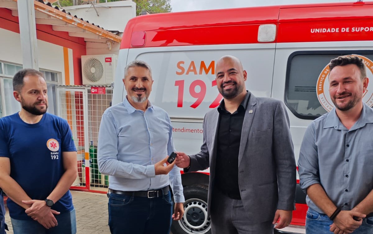 Profissionais do SAMU 192 em Santa Catarina, com ambulância operacional ao fundo