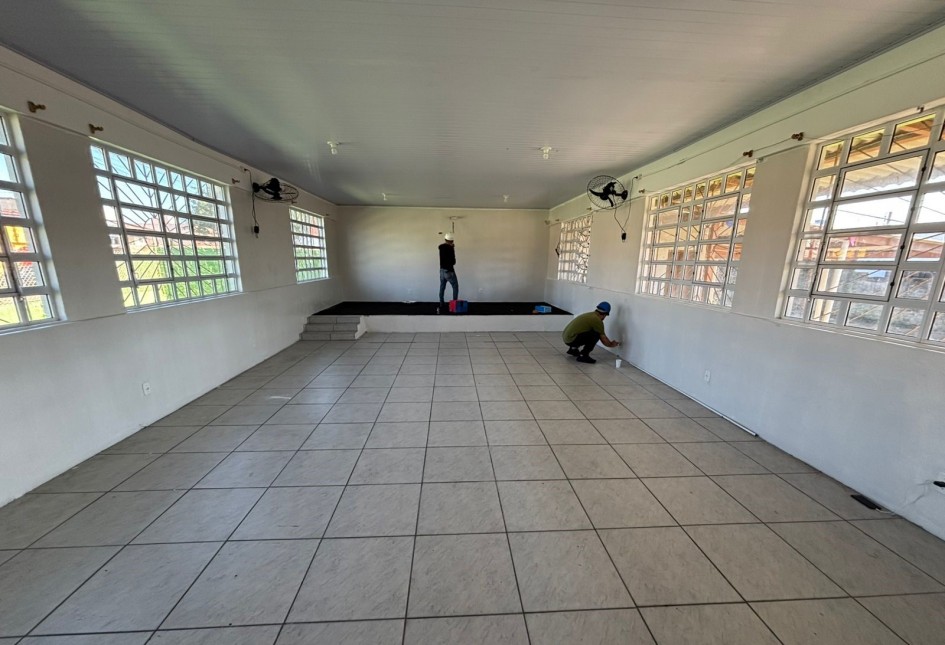 Corredor de escola pública com higienização em andamento