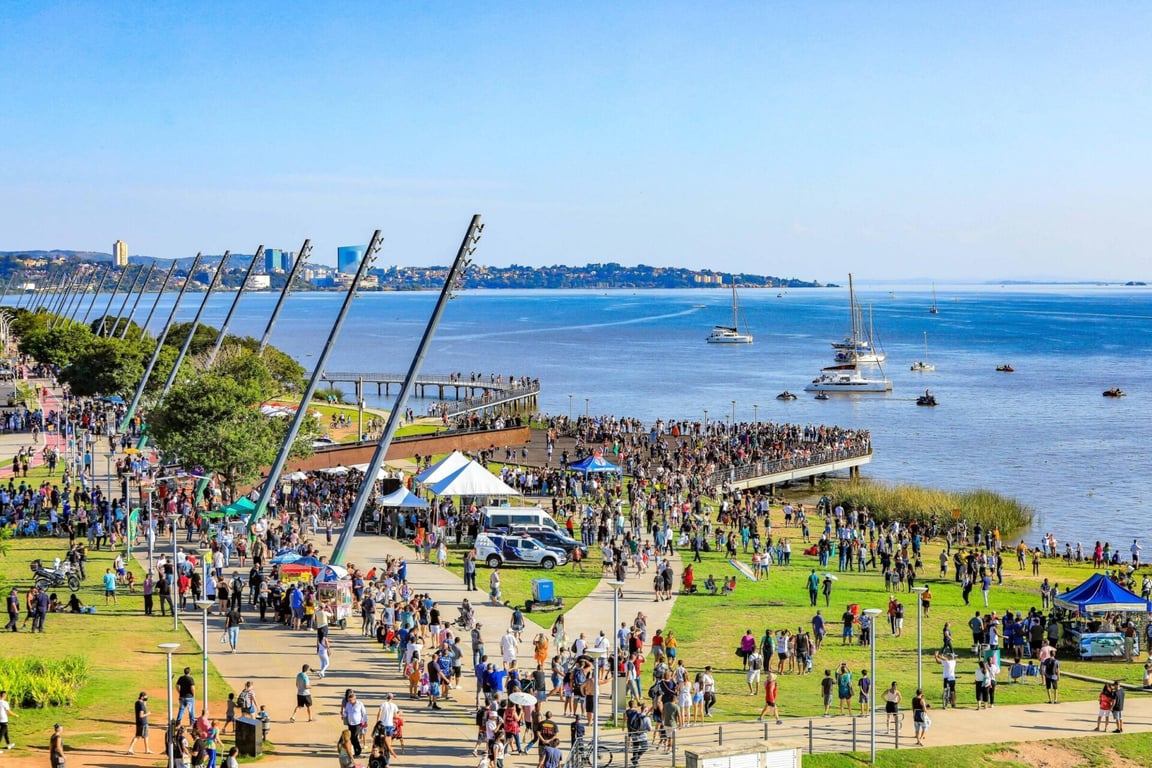 Pôr do sol na Usina do Gasômetro, às margens do Guaíba