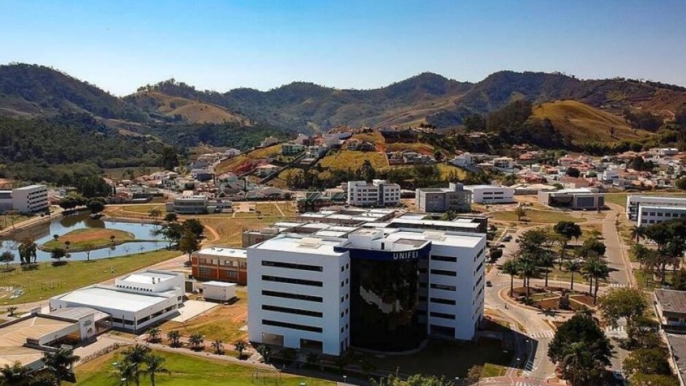 Vista aérea do campus da UNIFEI em Itajubá, com a Serra da Mantiqueira ao fundo