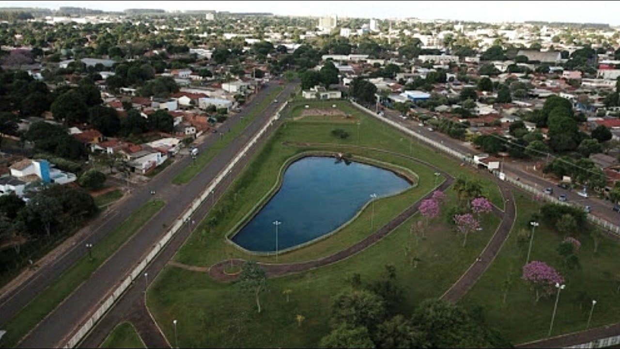 Vista aérea de Naviraí MS, com lago e área urbana ao fundo