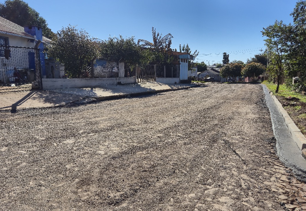 Retroescavadeira em obra de manutenção urbana no RS