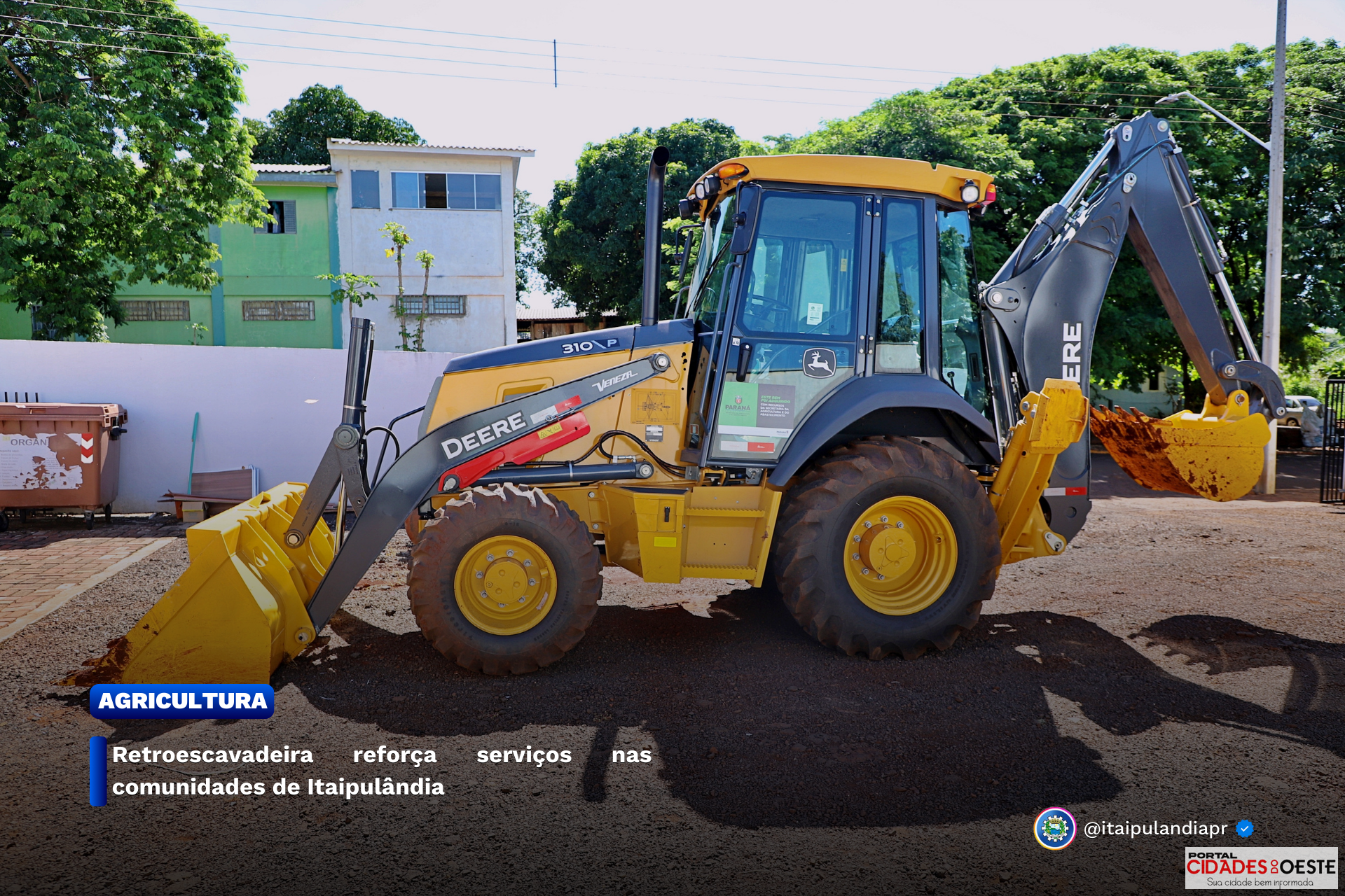 Retroescavadeira em estrada rural