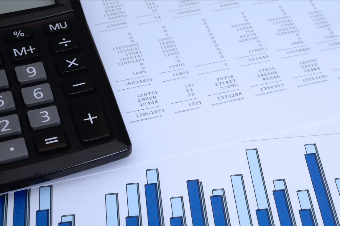 Ambiente de trabalho de contabilidade pública com calculadora, planilhas e gráficos
