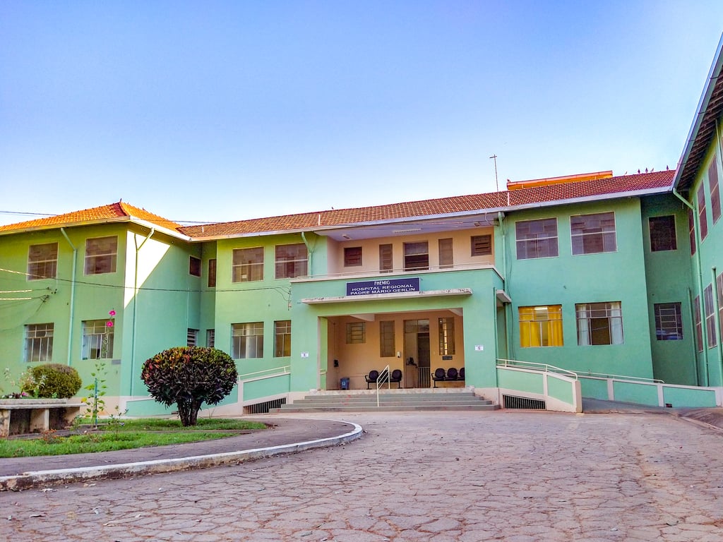 Fachada da Casa de Saúde São Francisco de Assis (Fhemig), em Bambuí (MG), com jardim frontal e prédio em tom verde.