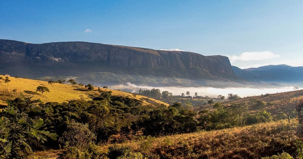 Paisagem de serras e vegetação em Carrancas MG sob céu limpo