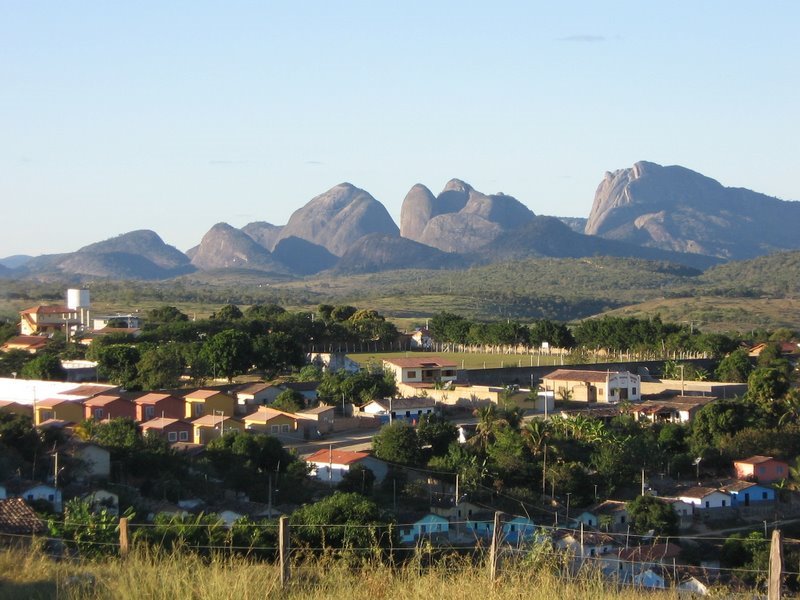 Vista aérea de Araçuaí, no Vale do Jequitinhonha, com morros ao fundo