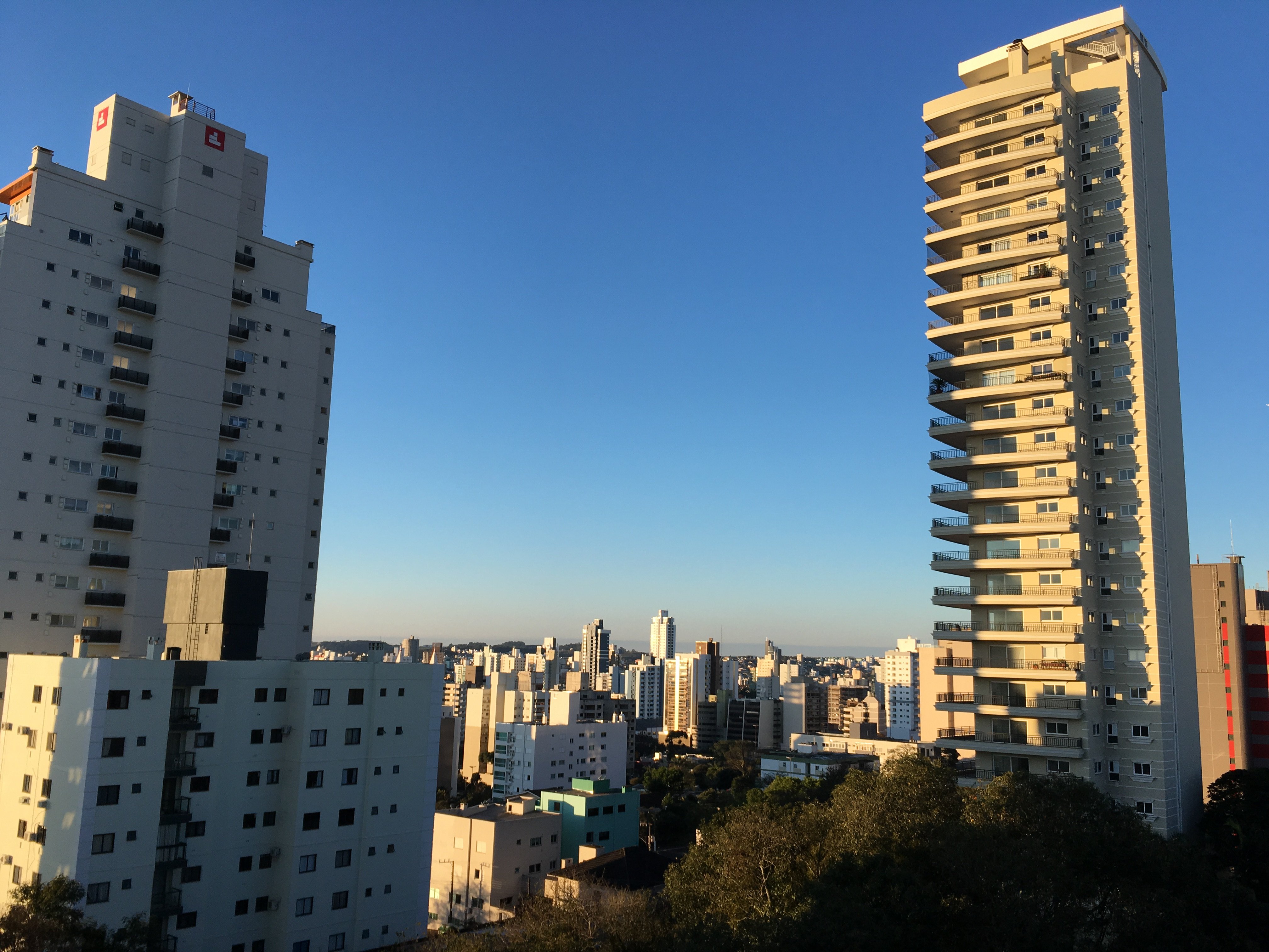 Vista panorâmica de Chapecó SC, com skyline urbano e áreas verdes ao fundo