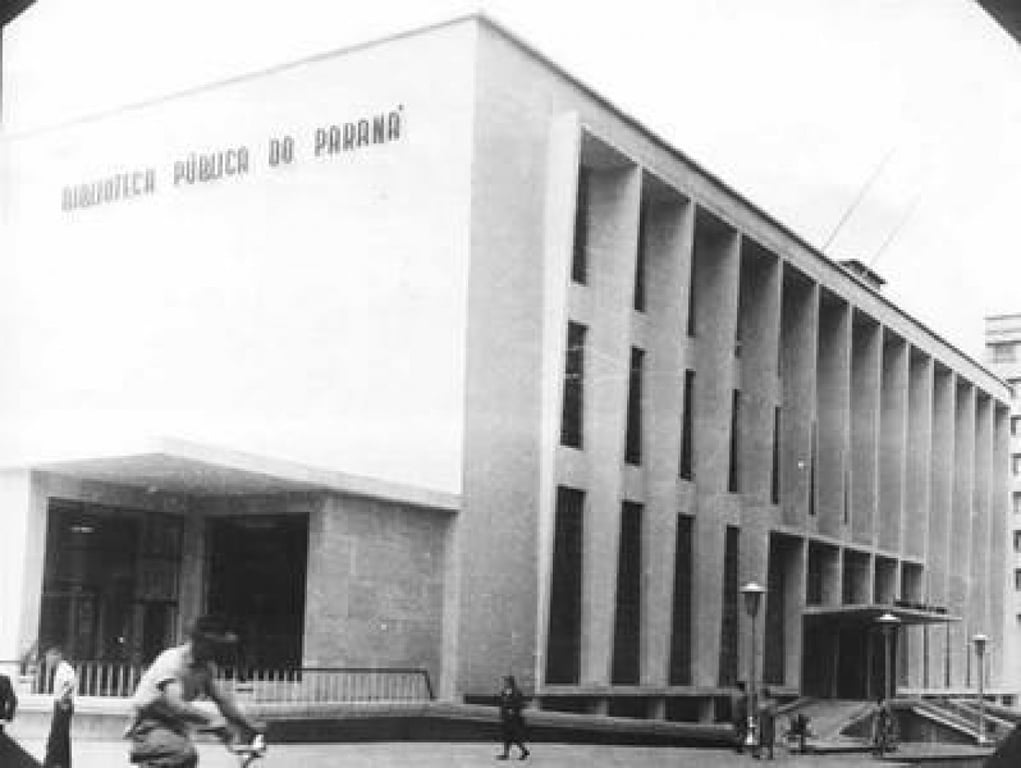 Paisagem urbana e prédio público no Paraná, ao entardecer