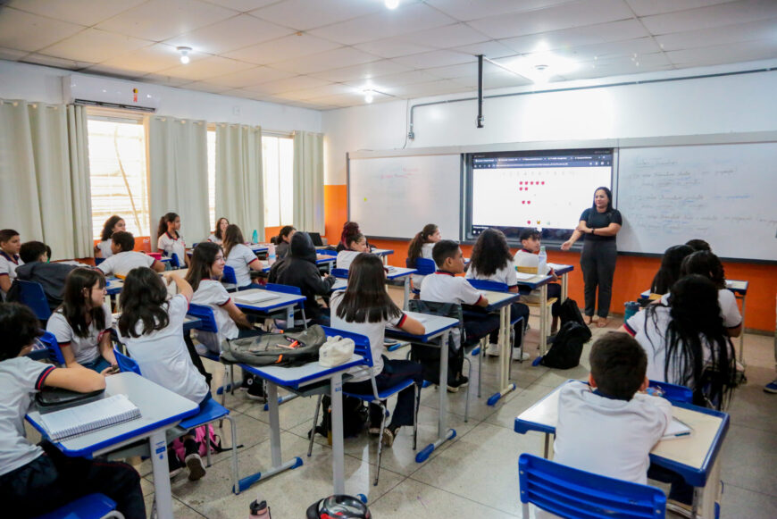 Sala de aula da rede pública com carteiras e lousa
