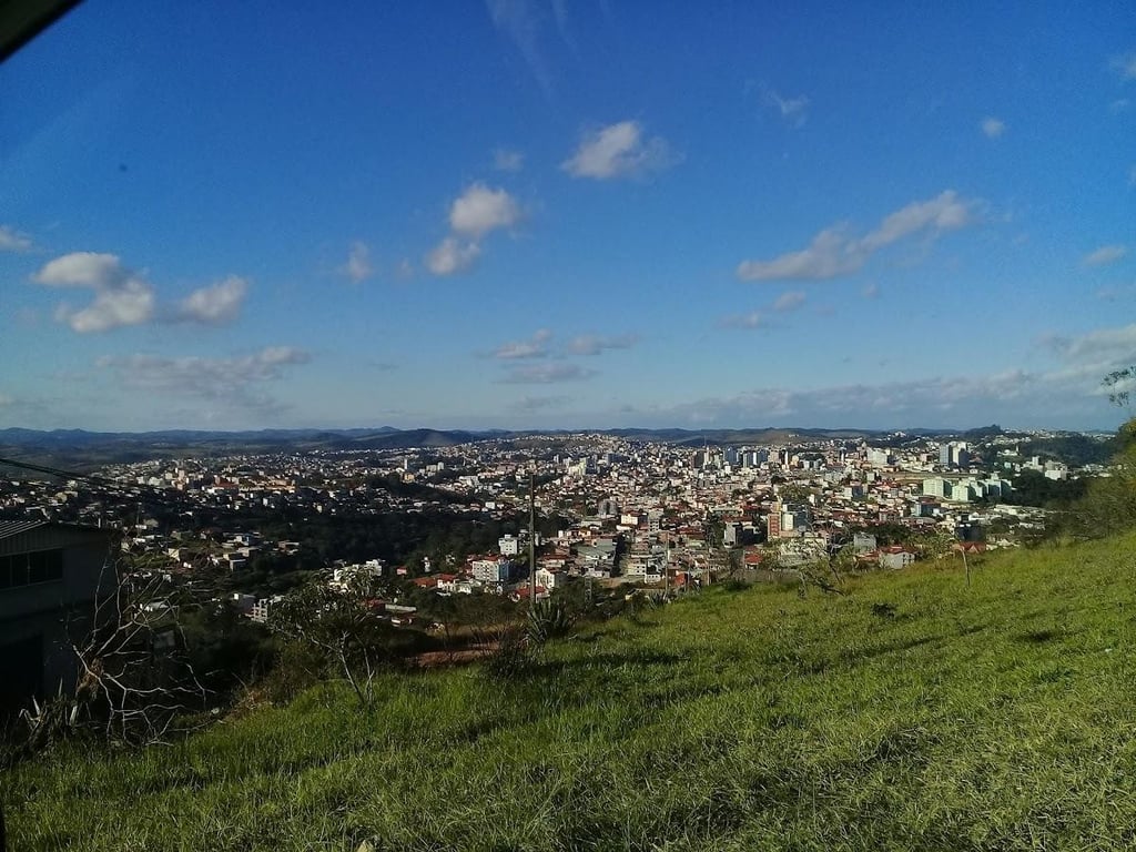 Vista aérea de Barbacena, em meio a relevo montanhoso