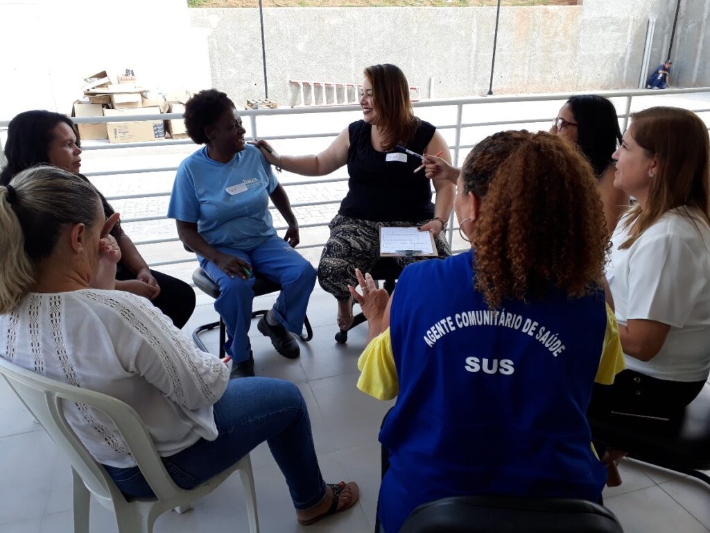 Profissionais de saúde e assistência social em atendimento na Atenção Primária