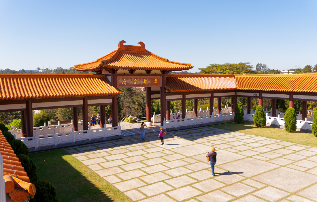 Templo Zu Lai em Cotia SP, com jardins e arquitetura típica em dia ensolarado