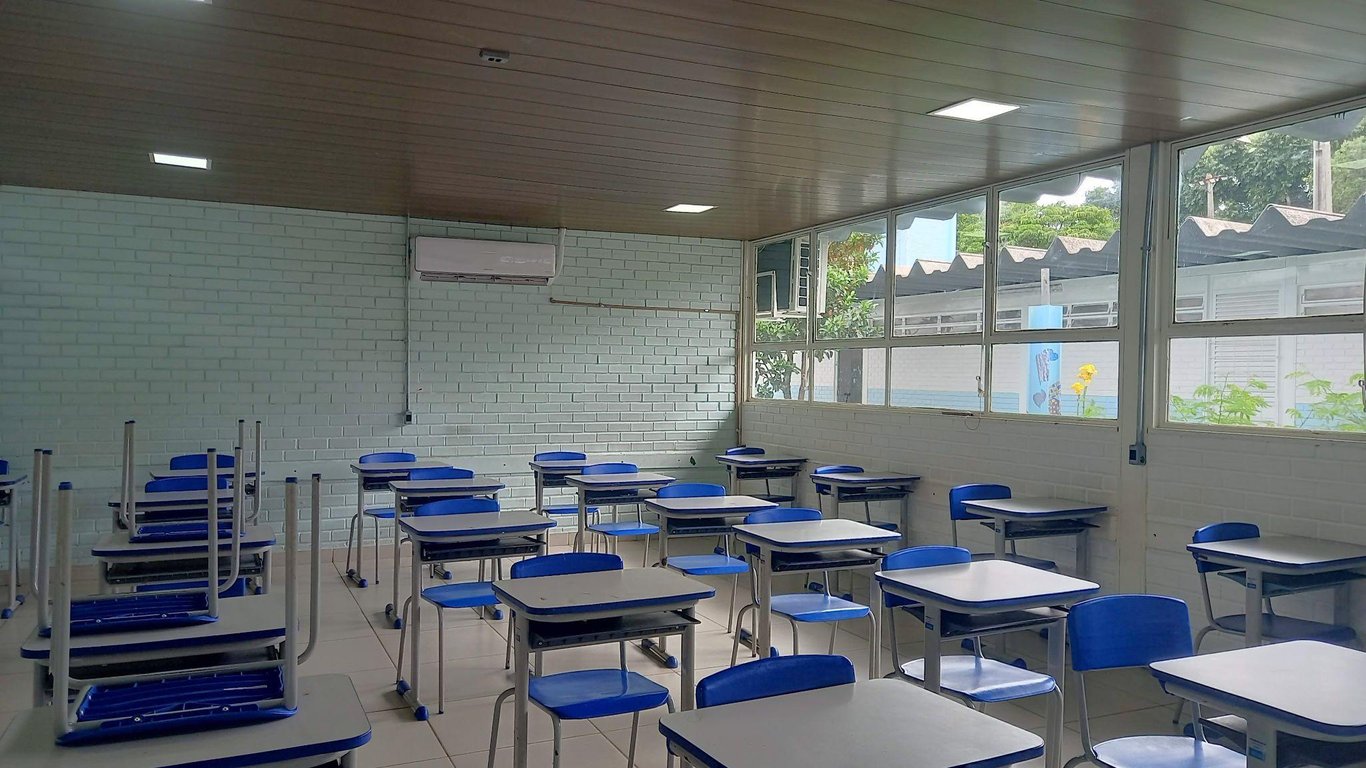Ambiente de sala de aula de escola pública