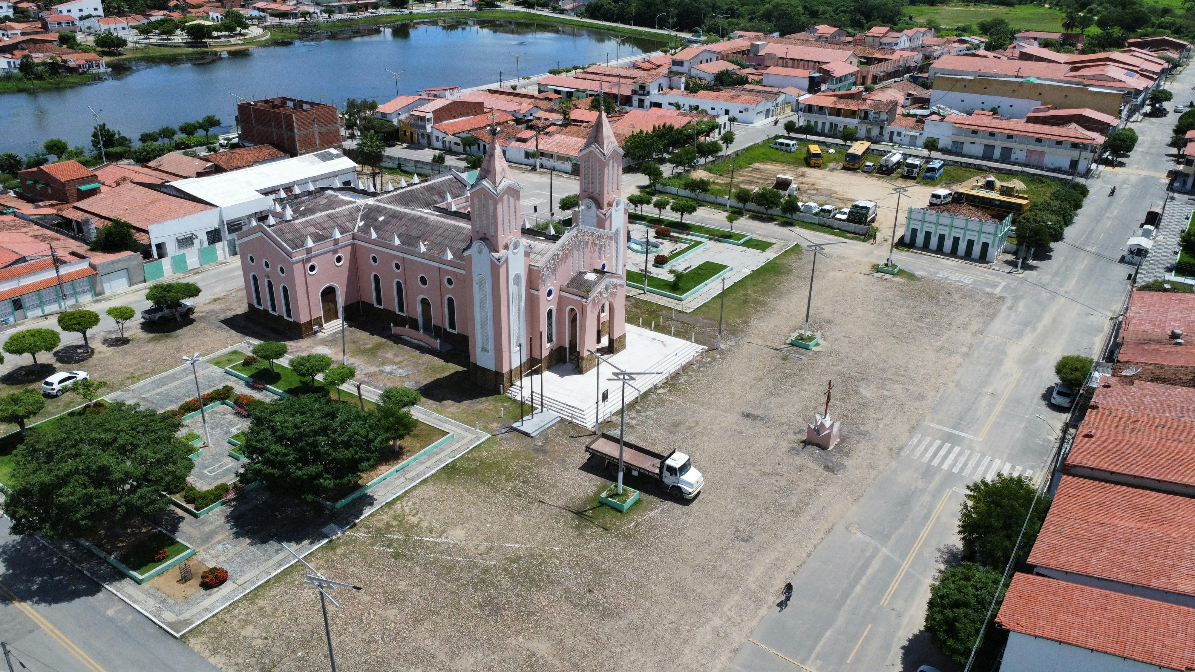 Vista aérea da Igreja Matriz e praça central de Coreaú CE em dia claro