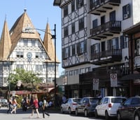 Centro de Blumenau SC com arquitetura de influência germânica na Rua XV de Novembro, em dia ensolarado