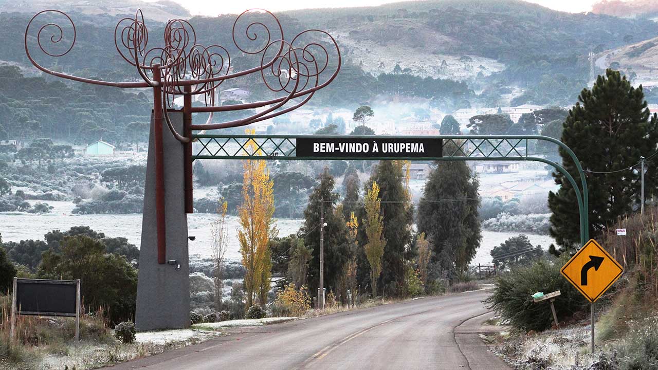 Portal de entrada de Urupema em manhã fria