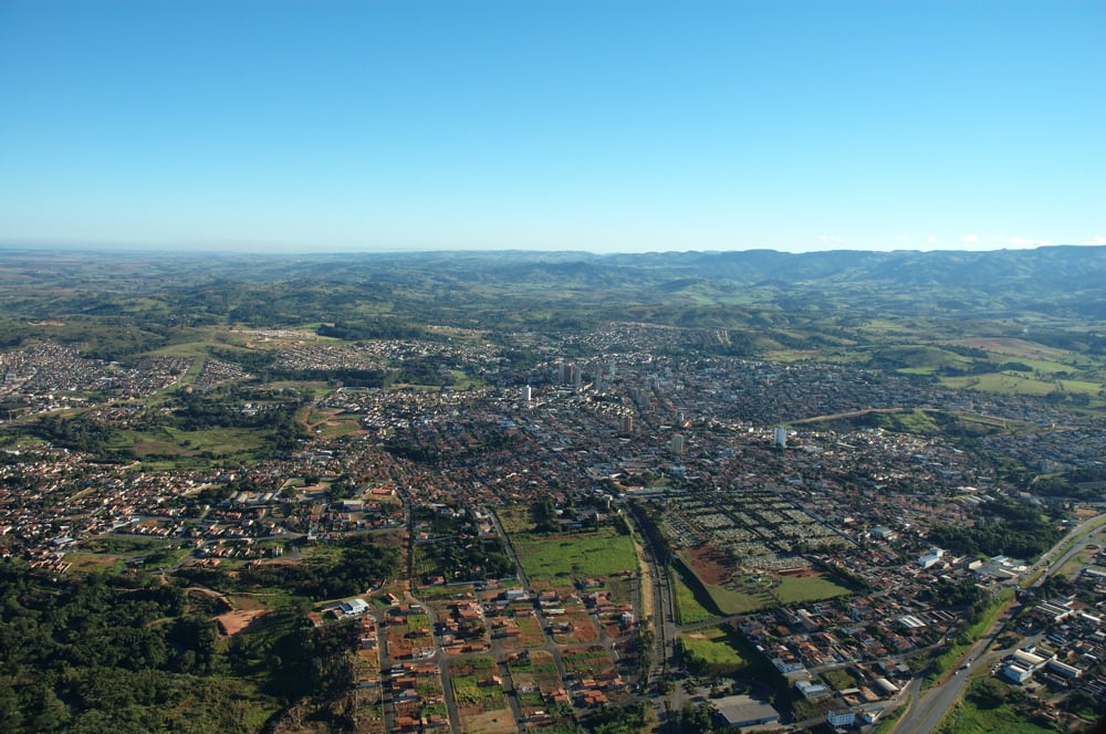 Vista aérea de São João da Boa Vista SP com morros ao fundo
