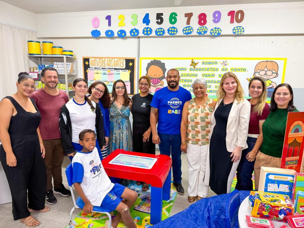 Equipe de profissionais da educação em ambiente escolar