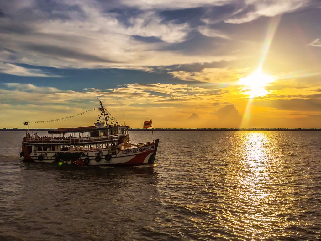 Pôr do sol em Belém PA, com barco ao fundo