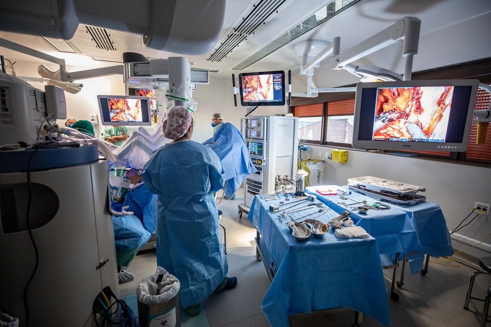 Profissionais de saúde em ambiente de alta tecnologia