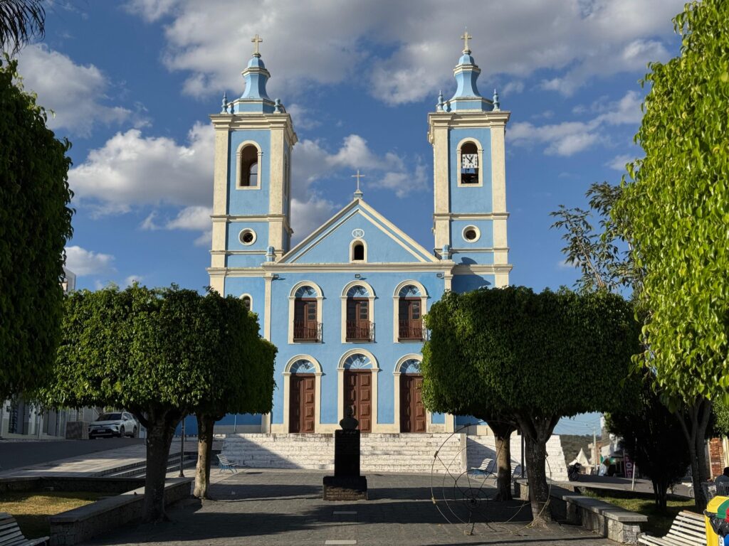 Centro de Orobó PE, com a igreja matriz e a praça central ao fundo
