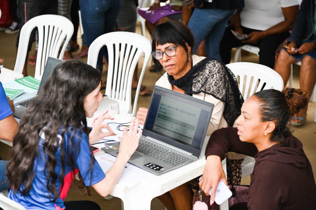 Profissionais de saúde e assistência social em ação comunitária