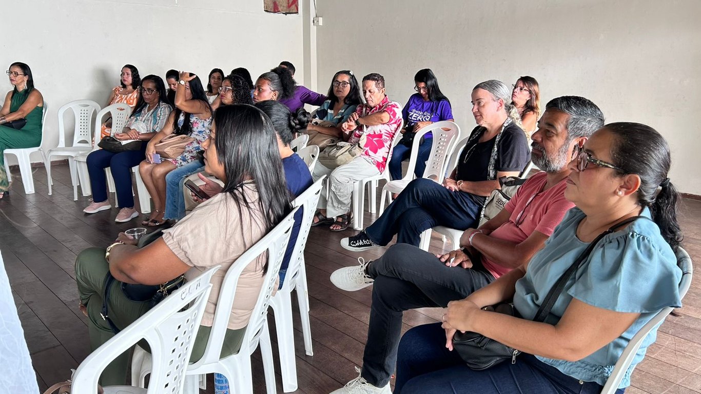 Equipe de profissionais em ambiente institucional de assistência social