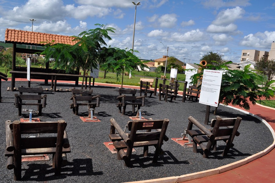 Praça e área pública em Guapiaçu SP, com céu claro e vegetação típica do interior paulista.