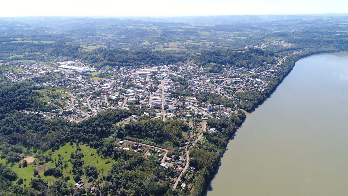 Vista aérea de Mondaí SC às margens do Rio Uruguai